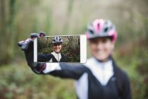 Mountainbikerin macht Selfie — Stockfoto