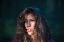 Portrait de jeune femme dans les bois — Photo de stock