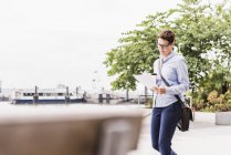 Businesswoman walking at East River — Stock Photo