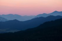 Vista delle colline e delle rocce all'alba — Foto stock