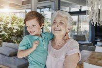 Porträt einer lächelnden Seniorin mit Enkel — Stockfoto