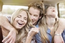 Tre amici ridenti — Foto stock