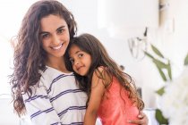 Ritratto di adolescente sorridente e la sua sorellina — Foto stock