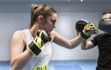 Молодая женщина в спортзале занимается боксом — стоковое фото