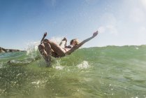 Подростковая пара веселится в море — стоковое фото