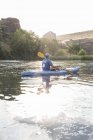 Spagna, Segovia, L'uomo in canoa a Las Hoces del Rio Duraton — Foto stock