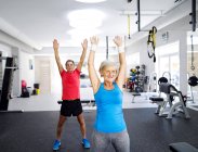 Donna matura e uomo anziano facendo ginnastica — Foto stock