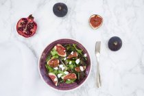 Fresh leaf and fig salad in bowl — Stock Photo