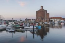 Рибальським портом та круглі елеватор — стокове фото