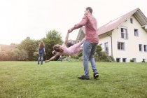 Vater spielt mit Tochter im Garten — Stockfoto