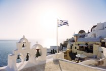 Bandiera greca sventola su una chiesa — Foto stock