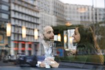 Бізнесмен і бізнес-леді, сидячи в кафе — стокове фото