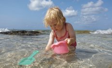 Bambina che gioca nel mare — Foto stock
