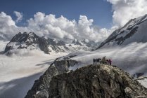 Suisse, Arolla, Alpinistes debout au sommet — Photo de stock