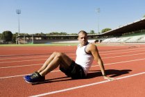 Jeune sportif sur piste de course — Photo de stock