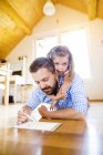 Pai e filha deitados no chão, desenhando no tablet digital — Fotografia de Stock