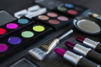 Maquillaje herramientas y pinturas de colores - foto de stock