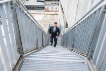 Бізнесмен, ходьба наверх — стокове фото