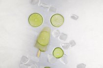 Limetteneis Lolly, Eiswürfel und Limettenscheiben auf Metall — Stockfoto