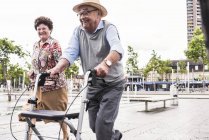 Coppia anziana passeggiando in città — Foto stock
