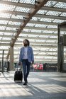 Homme d'affaires marchant avec valise — Photo de stock