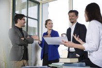 Gruppe von Geschäftsleuten diskutiert im Amt — Stockfoto