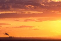 Промышленная зона и ветряной парк на закате, Мбаппе, Германия — стоковое фото