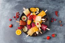 Frutas y diferentes helados caseros - foto de stock