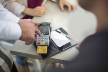 Client payant par carte de crédit au restaurant — Photo de stock