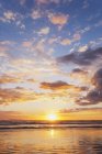 Playa de Waihi al amanecer - foto de stock