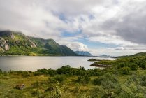 Noruega, Lofoten, Austvagoya, vista do rio com colinas no fundo — Fotografia de Stock