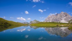 Germania, Baviera, Allgaeu, Alpi di Allgaeu, Valle dell'Oy, Lago Eissee, Montagna Grosser Wilder sullo sfondo — Foto stock