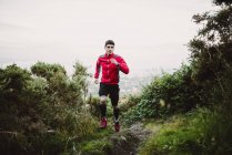 Trail бігун людина навчання — стокове фото
