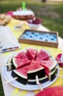 Nahaufnahme von Geburtstagstisch mit Wassermelonen-Lutschern — Stockfoto
