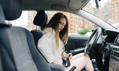 Donna in auto allacciando la cintura di sicurezza — Foto stock