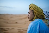 Yound berber sitting in desert, postrait — Stock Photo