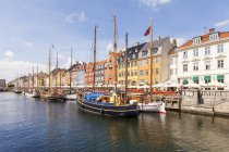 Dinamarca, Copenhaga, Nyhavn, canal durante o dia — Fotografia de Stock
