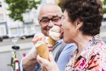 Старший пара користуються їдять морозиво — стокове фото