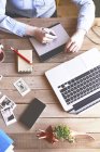 Illustrator працювати вдома, використовуючи графічний планшет — стокове фото