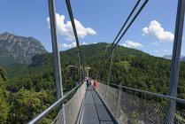Austria, Tirolo, Persone in piedi sul ponte sospeso vicino alla rovina castello Ehrenberg — Foto stock