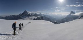 Schweizer lalnd, bergsteiger auf matterhorn und wandfluehorn — Stockfoto