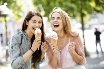 Frauen stehen mit Eistüten — Stockfoto