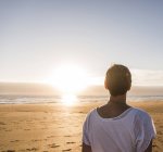 Vecchia donna sulla costa del mare a Finistere di Bretagna, penisola di Crozon, Francia — Foto stock