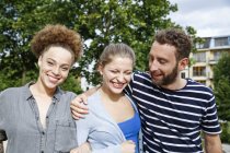 Tres amigos felices al aire libre - foto de stock