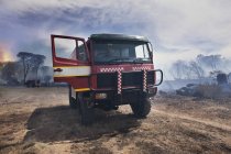 Південна Африка, Стелленбош, пожежний автомобіль припаркований на спустошений землі після вогню Буша — стокове фото