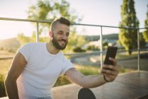 Lächelnder Skateboarder macht Selfie — Stockfoto