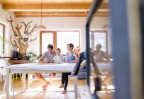 Familie bastelt am Küchentisch — Stockfoto