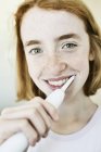 Porträt eines lächelnden Mädchens beim Zähneputzen — Stockfoto