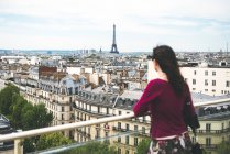 Frankreich, paris, frau genießt die aussicht auf paris mit eiffelturm im hintergrund — Stockfoto