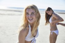 Zwei Freundinnen im Bikini am Strand — Stockfoto